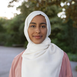 vue de face femme portant halal a l exterieur